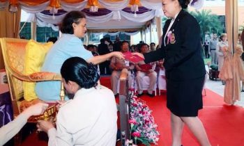 ดร.วิรัลยุพา ณ สงขลา ประธานมูลนิธิหลวงตาน้อย ได้รับเข็มที่ระลึกสมเด็จพระกนิษฐาธิราชเจ้า กรมสมเด็จพระเทพรัตนราชสุดา เจ้าฟ้ามหาจักรีสิรินธร มหาวชิราลงกรณวรราชภักดี สิริกิจการิณีพีรยพัฒน รัฐสีมาคุณากรปิยชาติ สยามบรมราชกุมารี